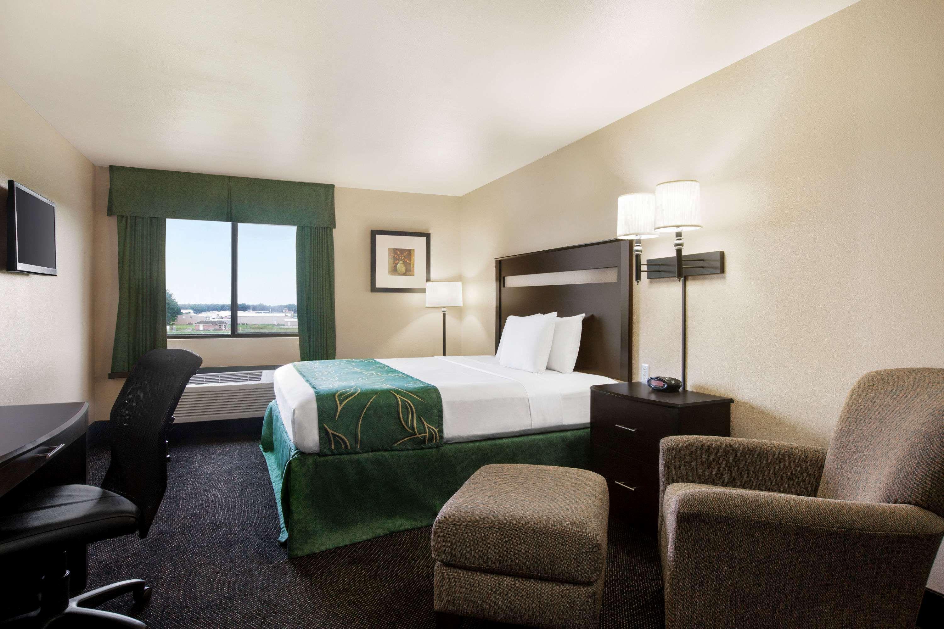 Travelodge By Wyndham Livonia Exteriör bild