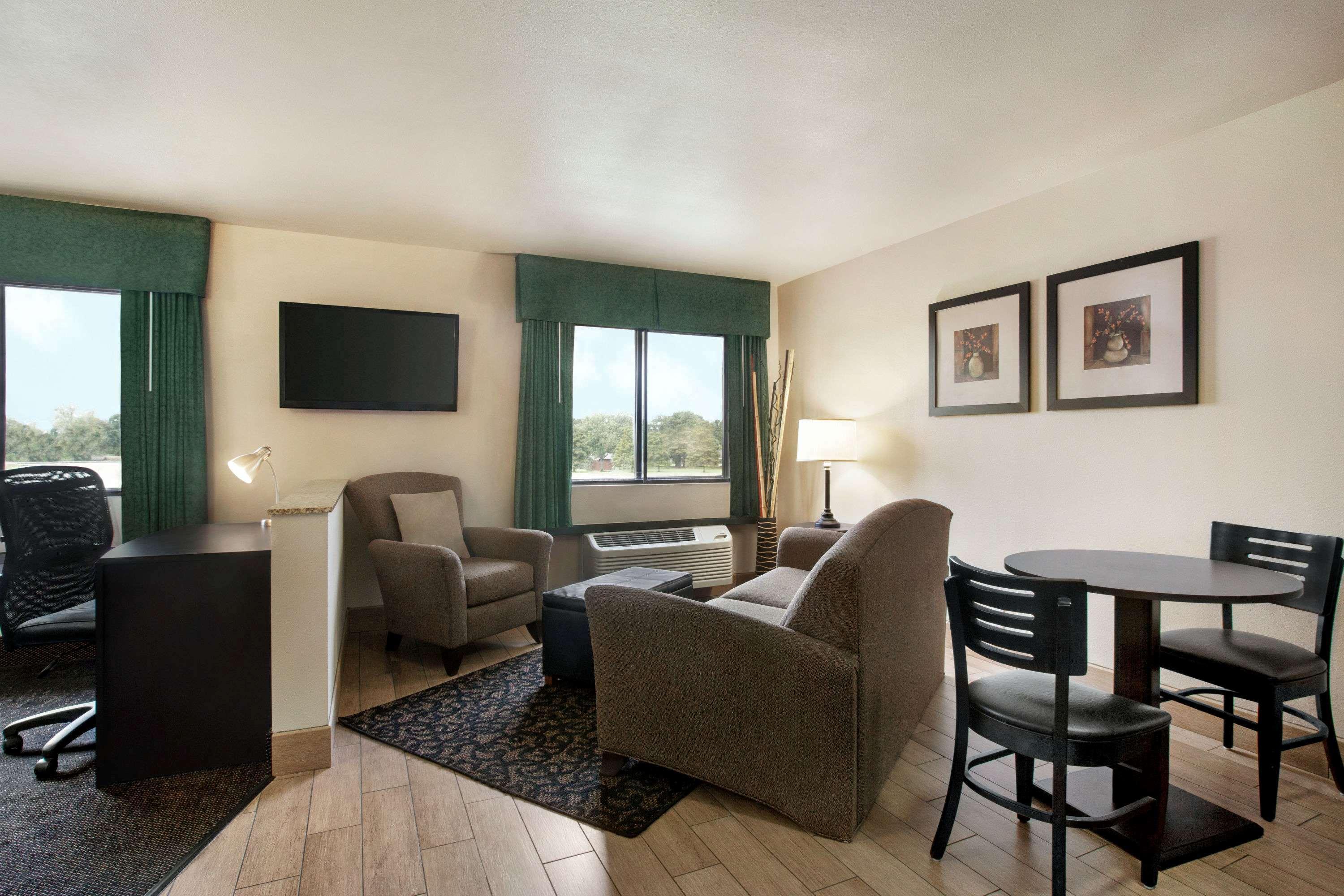 Travelodge By Wyndham Livonia Exteriör bild
