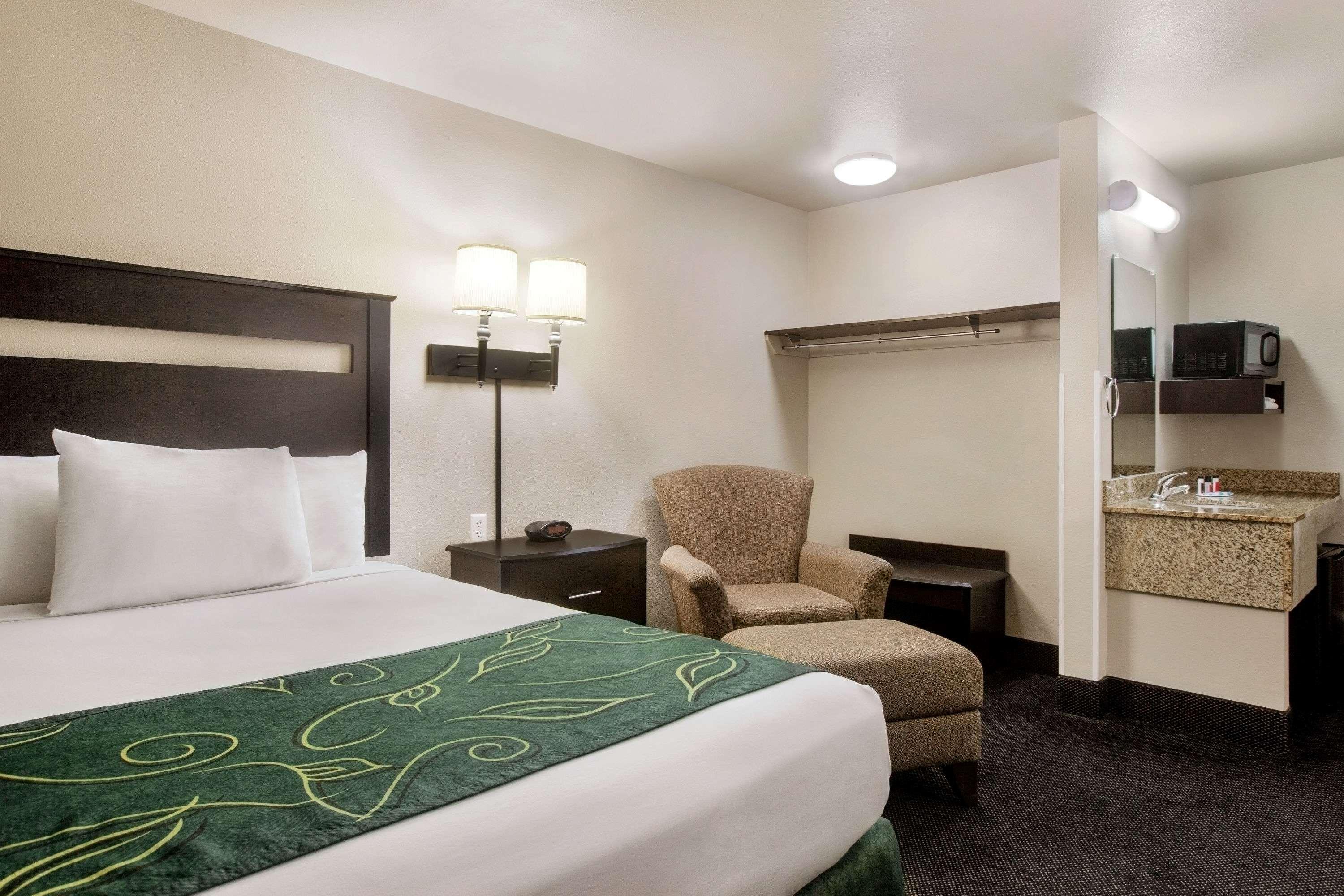 Travelodge By Wyndham Livonia Exteriör bild