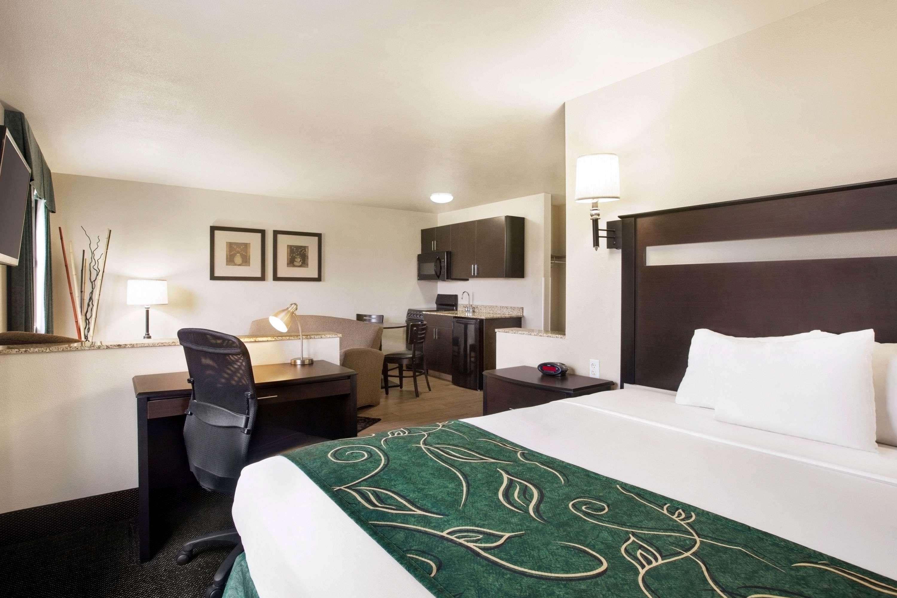 Travelodge By Wyndham Livonia Exteriör bild