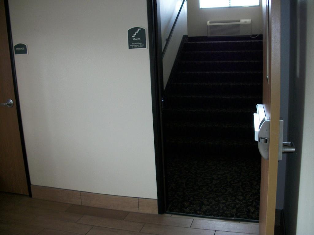 Travelodge By Wyndham Livonia Exteriör bild