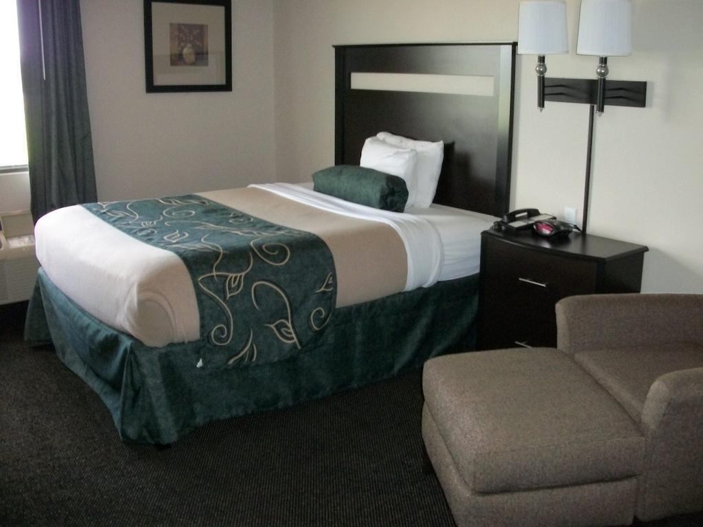 Travelodge By Wyndham Livonia Exteriör bild