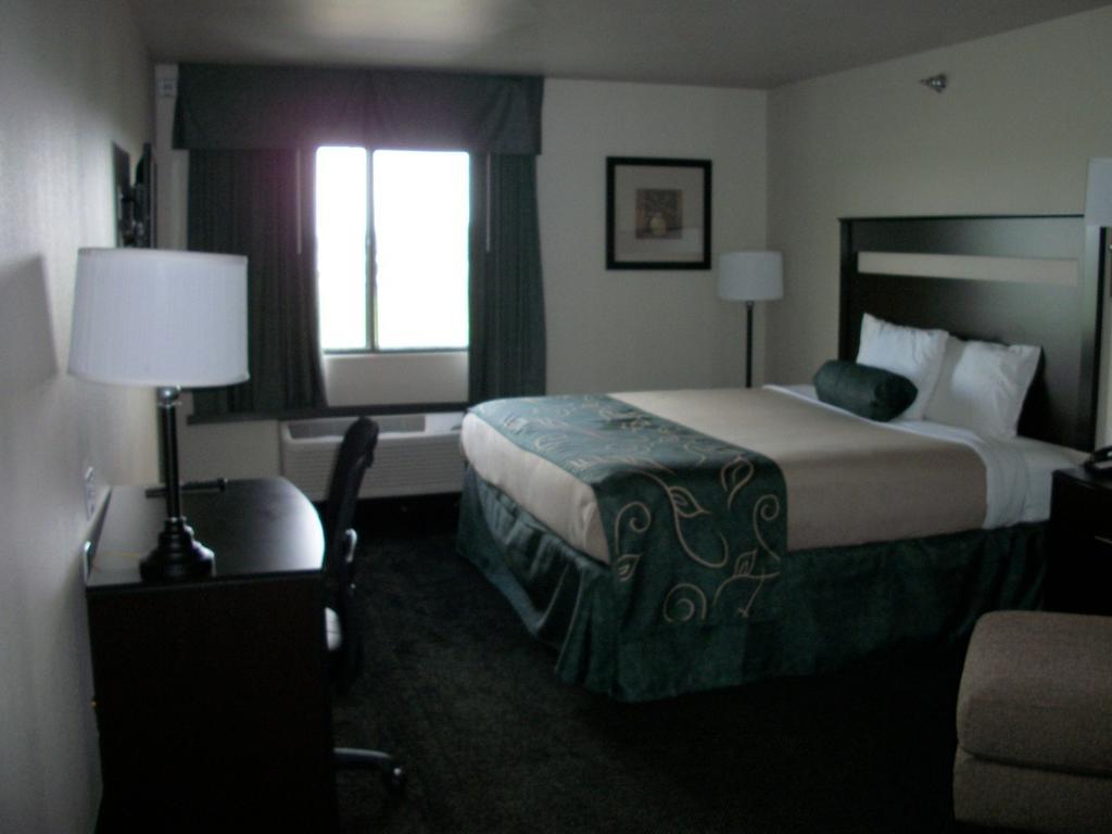 Travelodge By Wyndham Livonia Exteriör bild