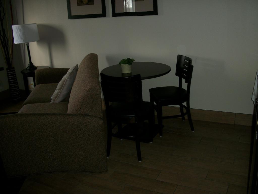 Travelodge By Wyndham Livonia Exteriör bild