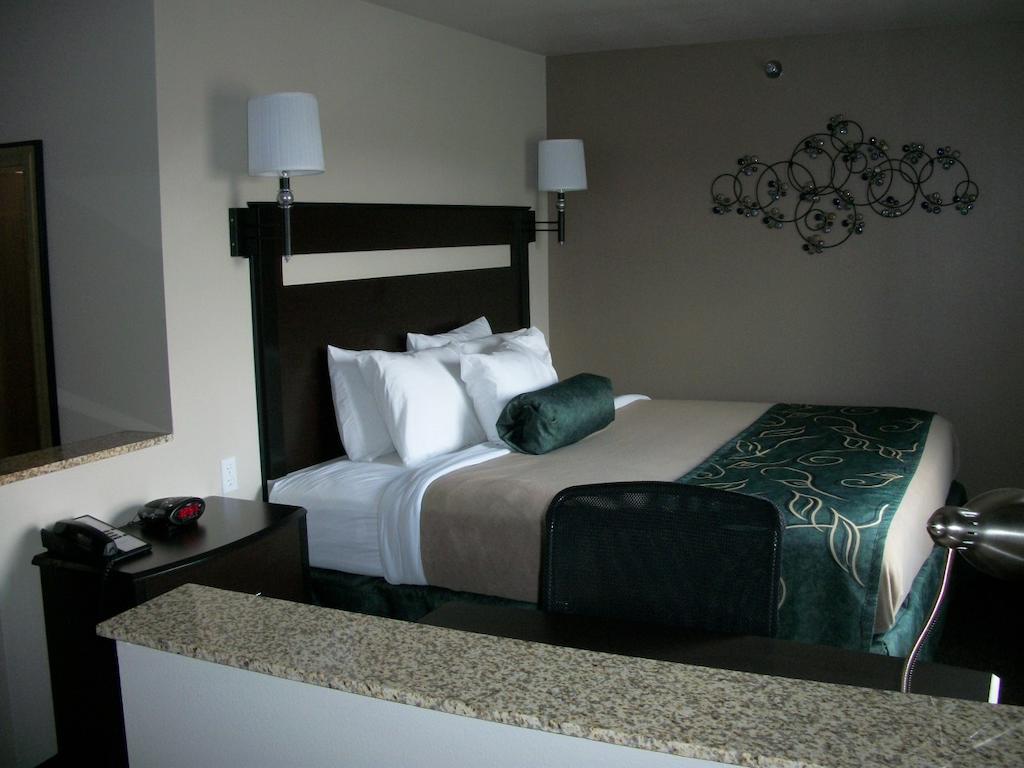 Travelodge By Wyndham Livonia Exteriör bild