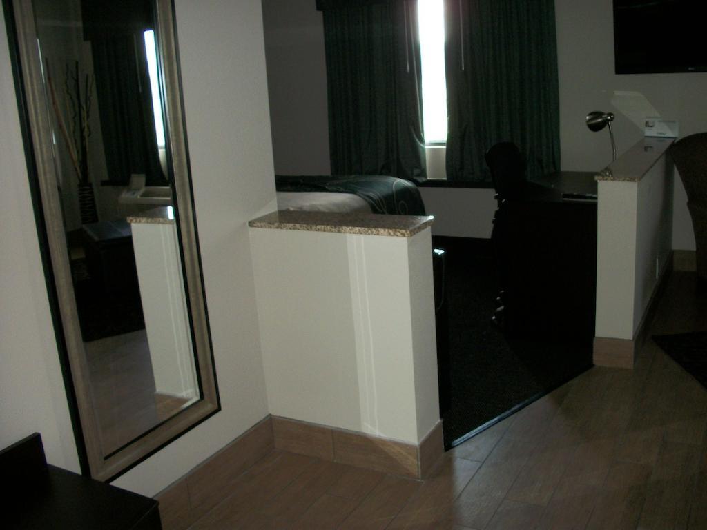 Travelodge By Wyndham Livonia Exteriör bild
