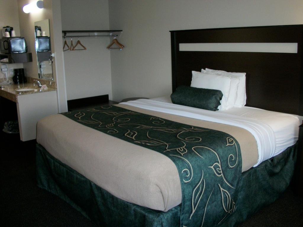 Travelodge By Wyndham Livonia Exteriör bild
